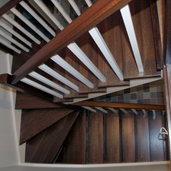 Классическая деревянная лестница c забежными ступенями
