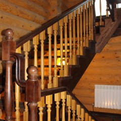 Лестница из массива ясеня с классическим ограждением
