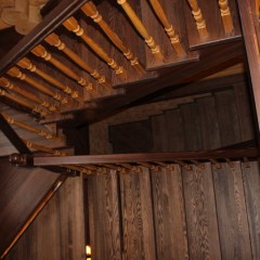 Лестница из массива ясеня с классическим ограждением