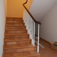 Классическая бетонная лестница с отделкой массивом дуба