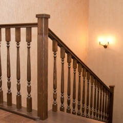 Комбинация сосны и дуба в отделке бетонной лестницы