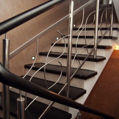 Гнутые струны и непрерывный круглый поручень в ограждении лестницы