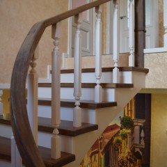 Бетонная лестница с дубовыми ступенями и гнутым поручнем