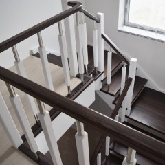 Лестница с двумя поворотными площадками