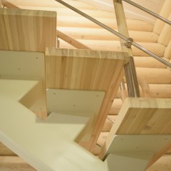 Лестница на металлическом косоуре с двумя разворотными площадками