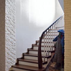 Отделка бетонной лестницы столярным щитом из ясеня