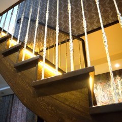 Лестница из массива дуба с диодной подсветкой ступеней