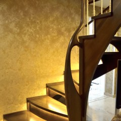 Лестница из массива дуба с диодной подсветкой ступеней